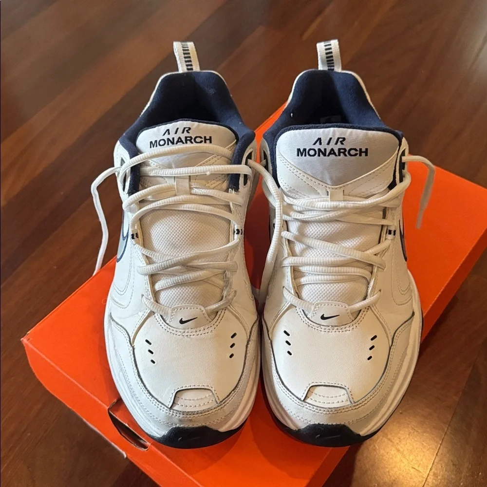 Nike Air Monarch IV Size 9.5